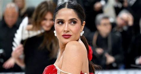 salma hayek dancing naked|Salma Hayek sends fans into frenzy with string of saucy naked。